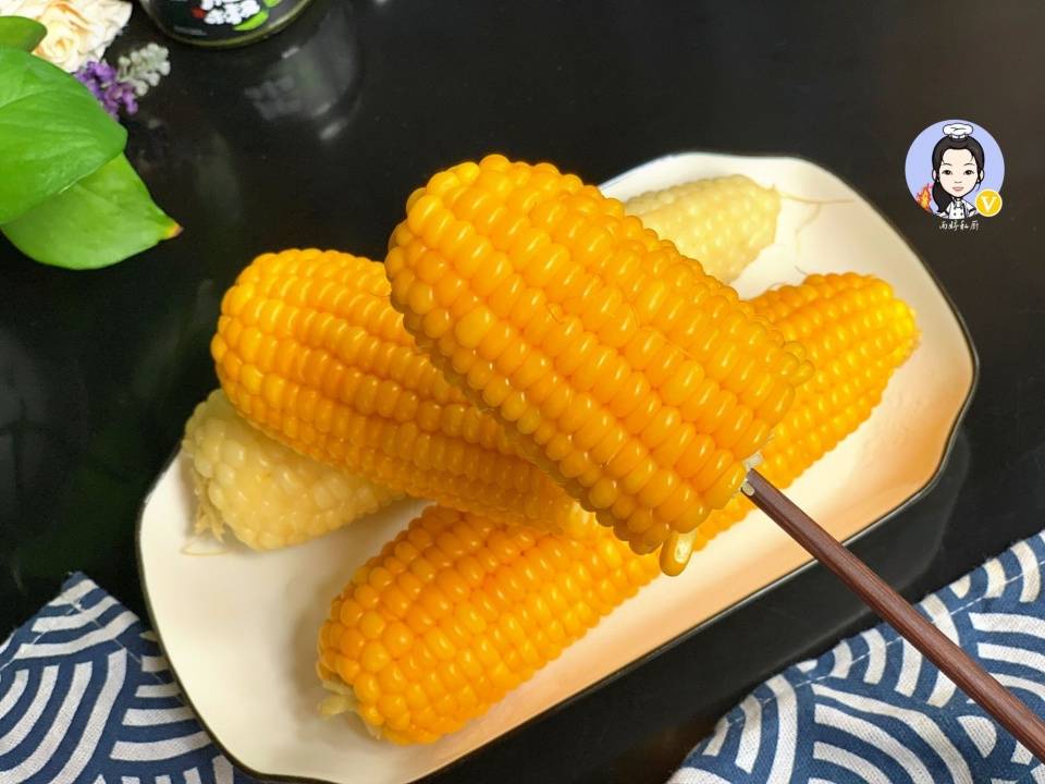 煮玉米,切记别只会用清水直接煮,多加1勺"它"玉米香甜又软糯