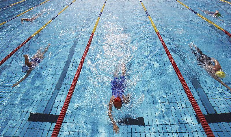 炎热的夏天中,带孩子游泳有很多好处,当然也有几点需要家长注意_减肥