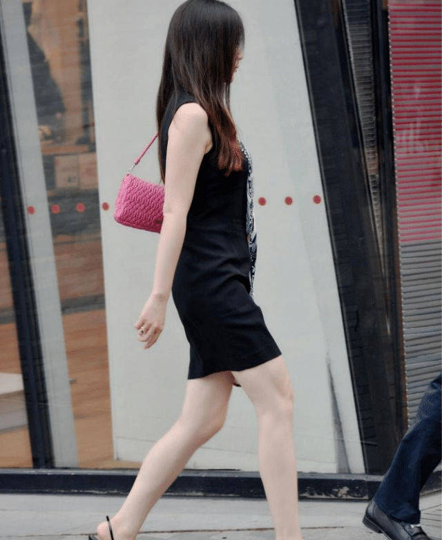 街拍,小姐姐的一字带凉鞋非常好看,十分有魅力