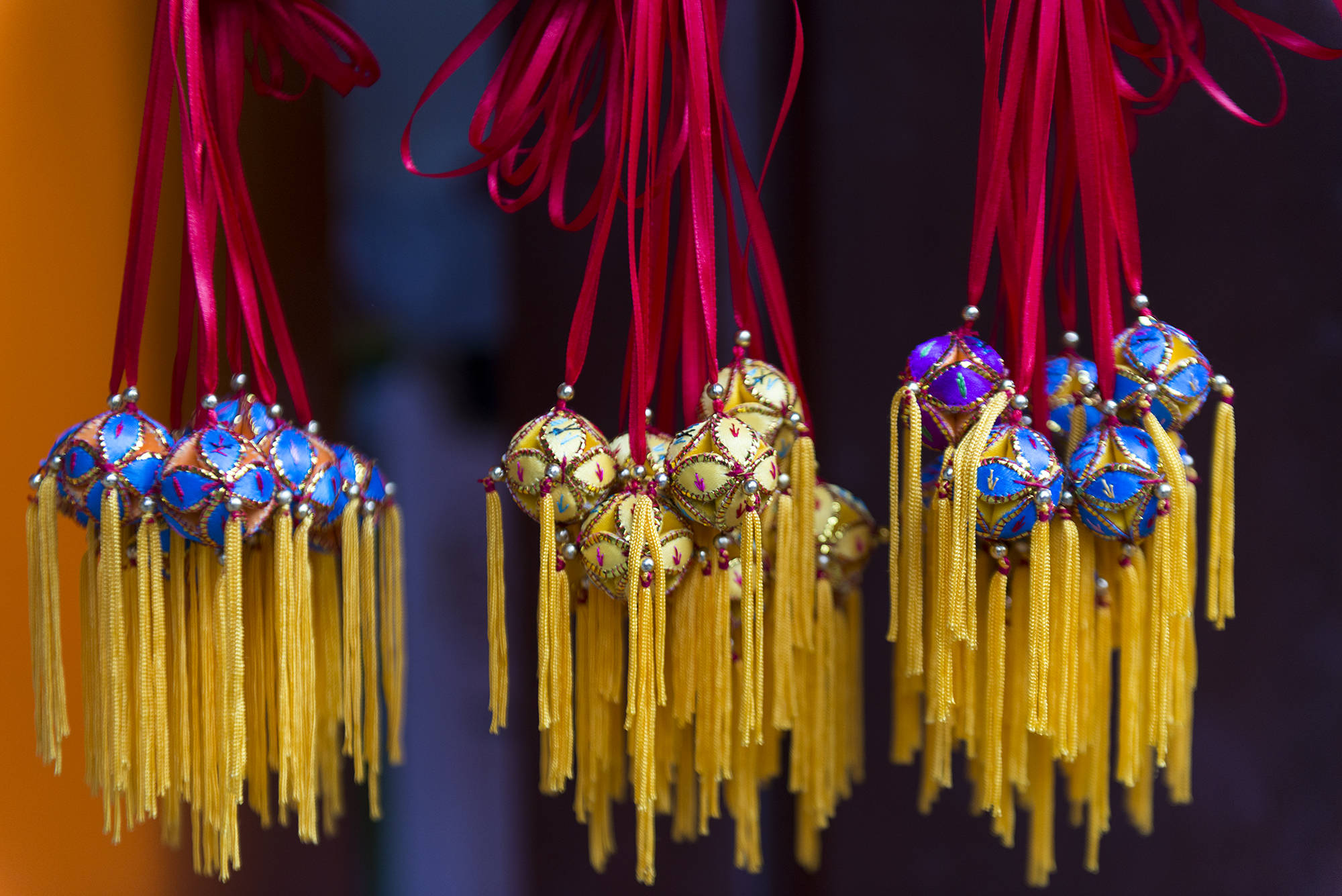 原创广西最大的绣球博物馆,90岁老奶奶飞针走线,藏着一代代人的情怀