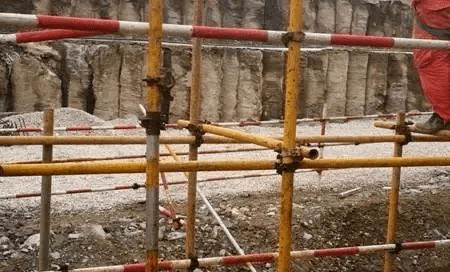 纵向水平杆,立杆对接接头在同步或同跨内3脚手架使用过程中.