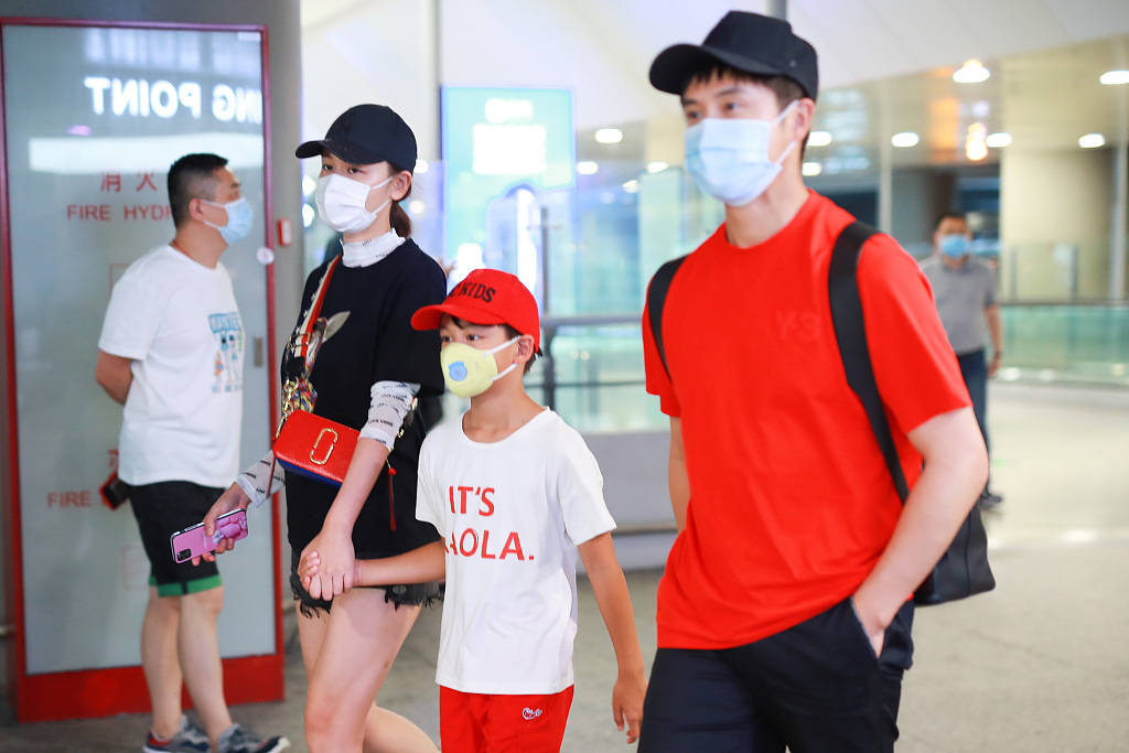 田亮一家罕见合体 儿子田宸羽与爸爸似"复制粘贴"