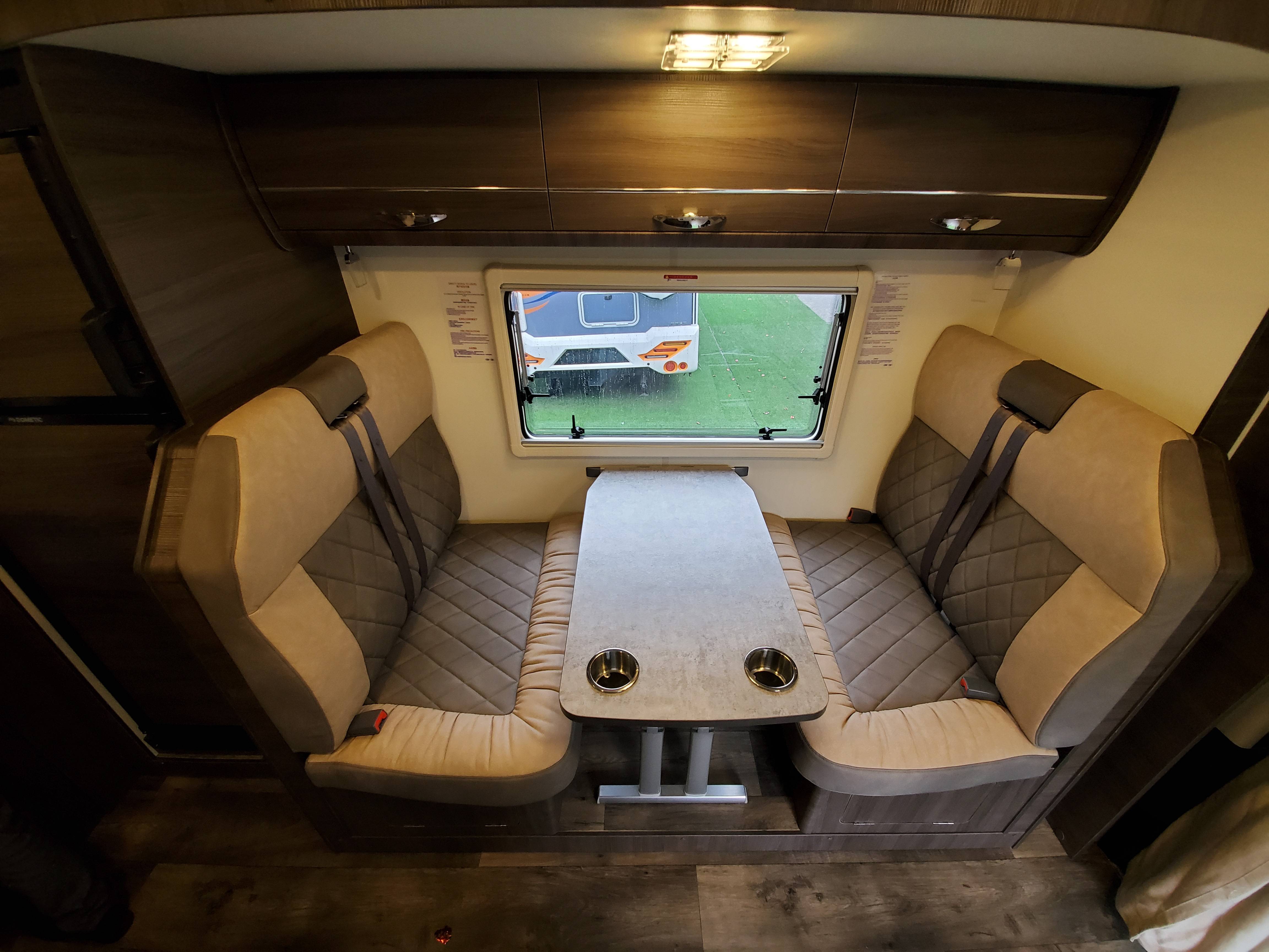 五十多万的国产依维柯双拓展房车温馨舒适