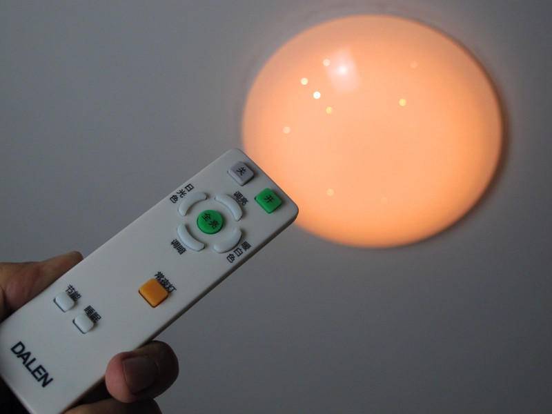 另外,这款吸顶灯还有常夜灯功能,按下遥控器的对应按键,灯光逐渐变为