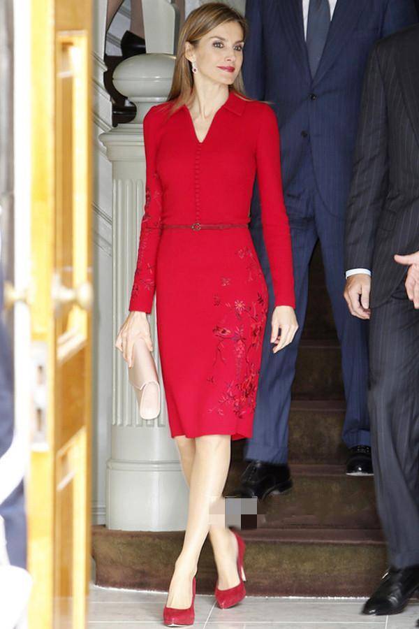 西班牙王后穿中国红抹胸裙,皮肤黑亮瘦骨嶙峋,国王满眼喜爱赞赏_红色