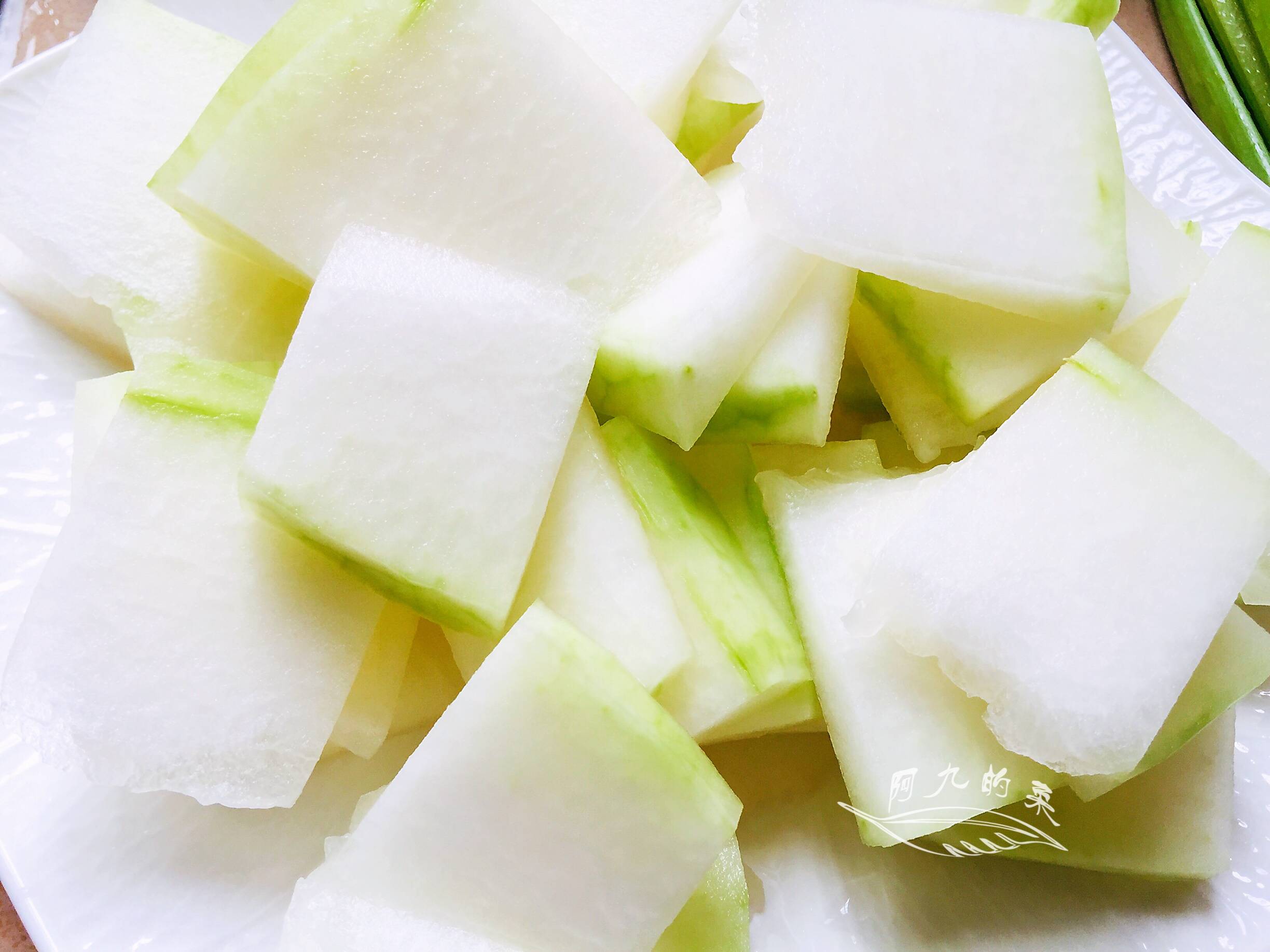 第一步:冬瓜去瓜皮洗净,再去瓜瓤后切片.