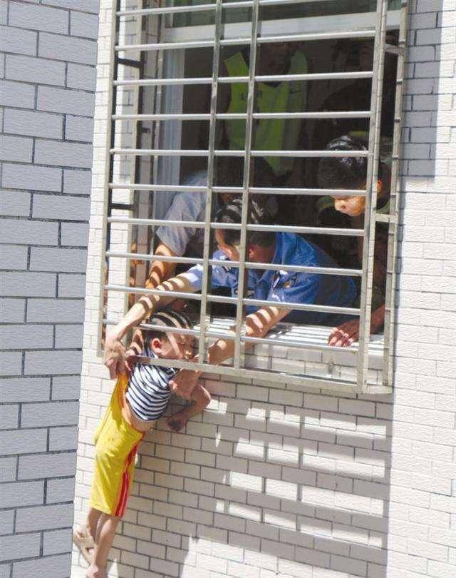 窗户别光知道装防盗网!铁窗看起来巨丑,从窗户解决问题才最靠谱_孩子
