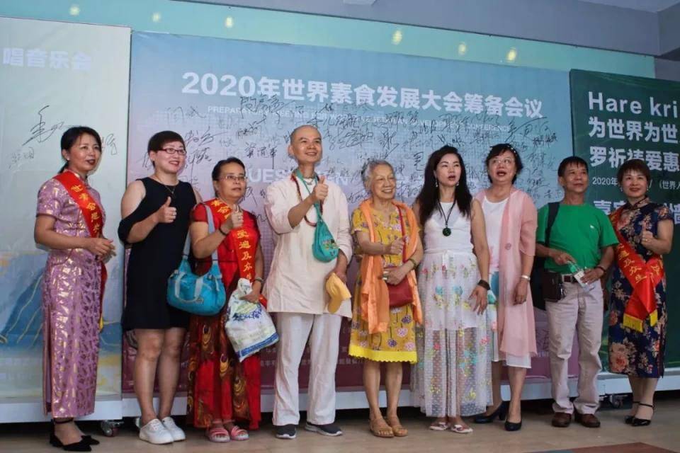 原广州市副市长陈绮绮与大家合影留念