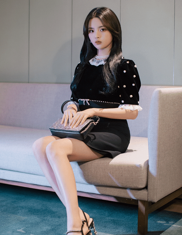 杨超越有多可爱当她穿上白透丝袜美腿令人羡慕