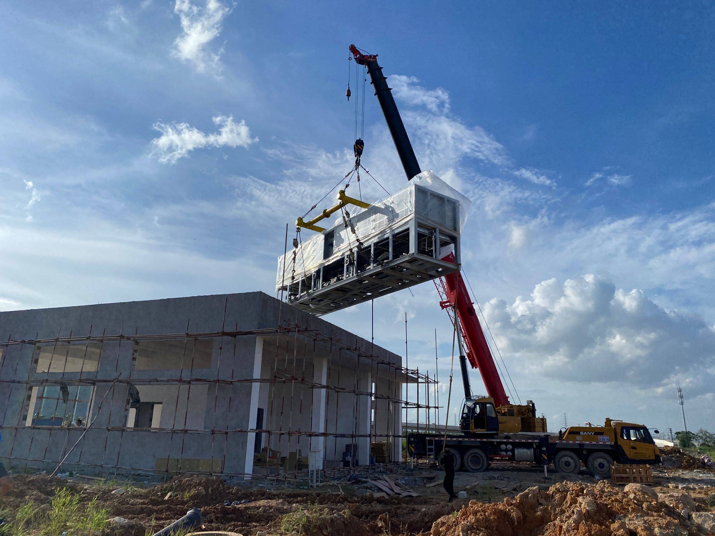 中铁五局江门项目大型冷水机组进驻场站