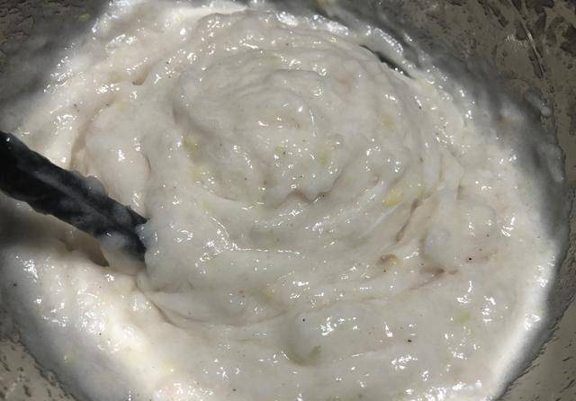 第三步,鱼肉泥放碗里,加蛋清,盐,料酒和胡椒粉搅拌,往一个方向搅拌