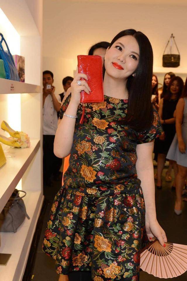 44岁李湘发福反而像贵妇,穿波点裙走路像老佛爷,一下车还要人撑伞