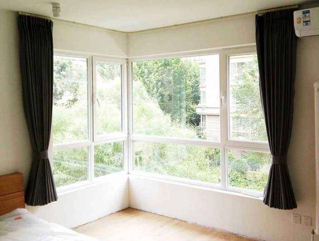 是带有独立的直角,这个角落的存在更没有办法让我们靠着墙面安装窗帘