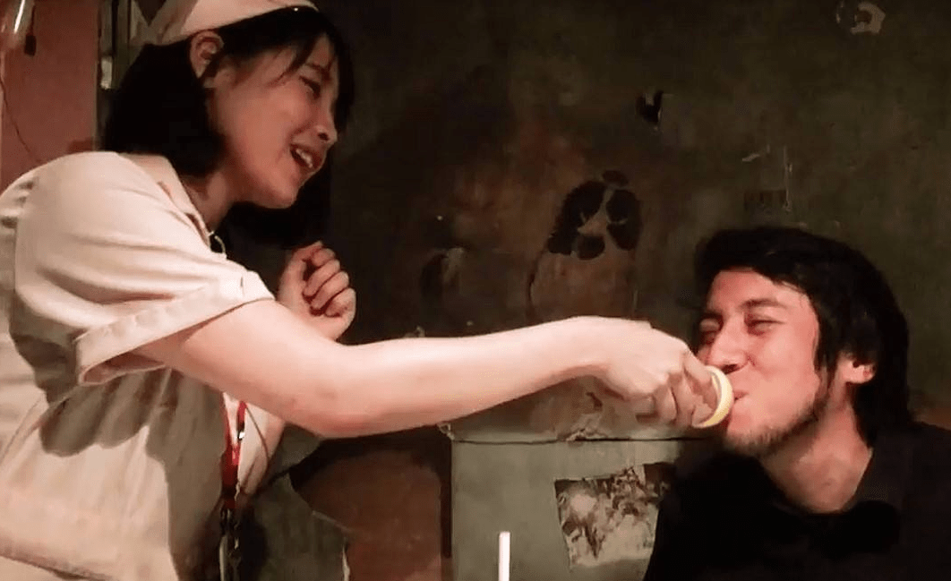 禁止未成年进入的餐厅:服务员都是"变态护士",一进门就被拷住