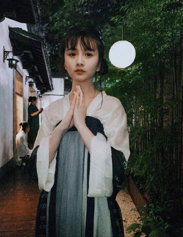 迪丽热巴怎么又上热搜了?_夏达