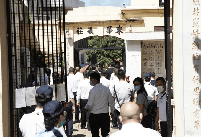 原创赌王灵柩移送东华义庄,何猷龙捧父亲遗照,家族男丁现身独缺17子