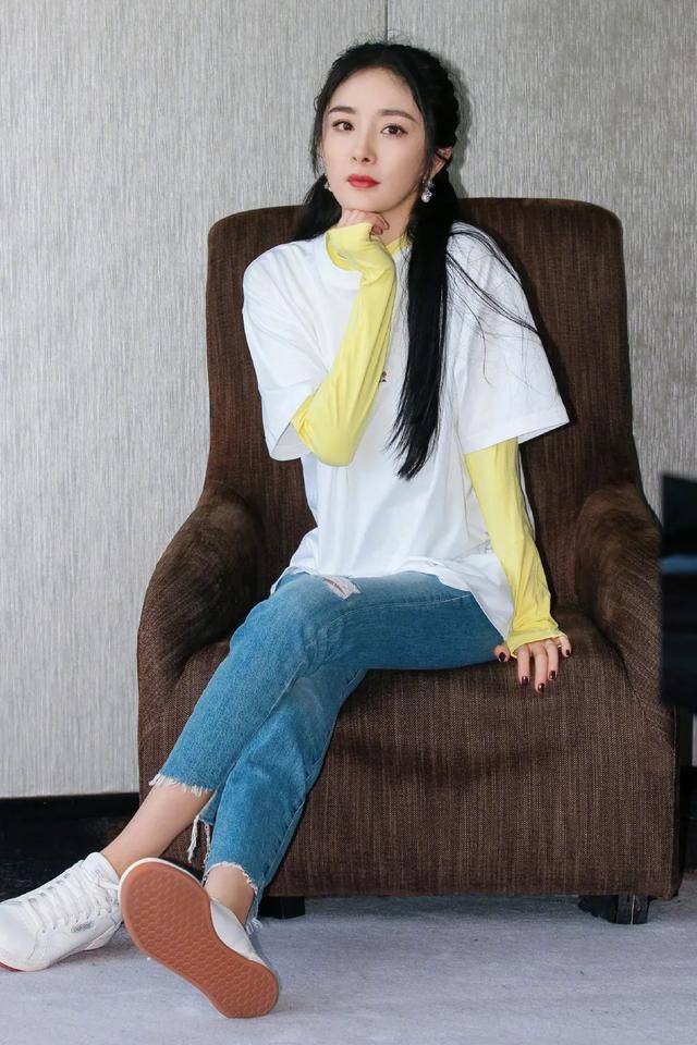 杨幂真厉害了,这么紧的裙子怎么穿上的?怪不得后面要开分叉