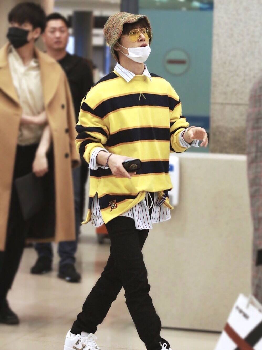 原创前ikon队长金韩彬也太暖了吧!为粉丝送雨伞,不仅很帅还很会穿