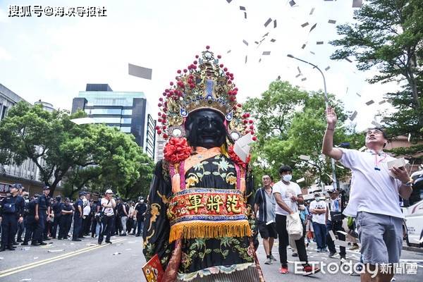 【国民党出动"七爷八爷"收鬼,上千支持者赴"监察院"撒冥纸】