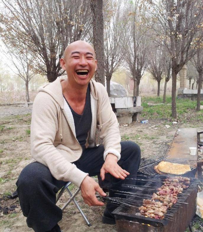 原创《亮剑》孙德胜晒近照,满身肌肉荷尔蒙旺盛,妻子更是韵味十足!