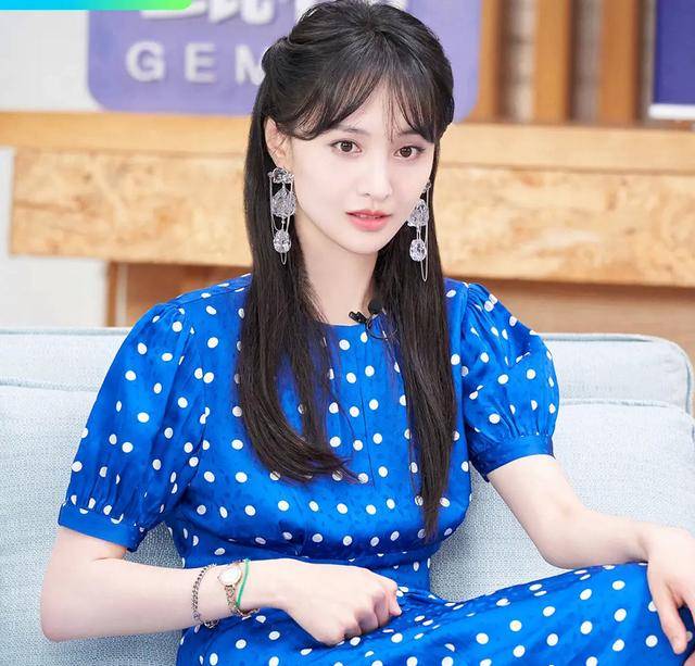 郑爽红发美人鱼造型美翻啦!海洋色亮片包臀裙,少女纸片人秀性感_黄色