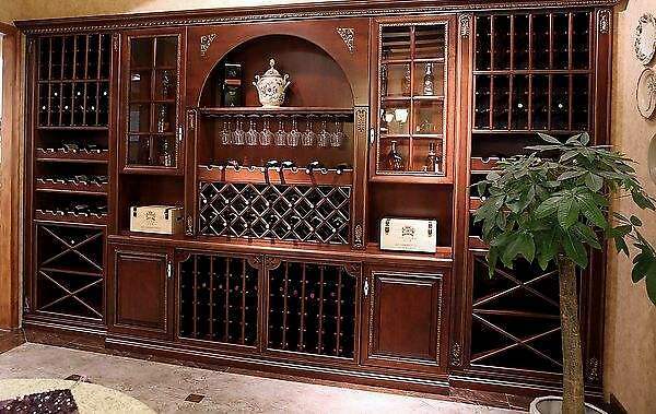 在闲暇时光,他们邀请朋友喝茶和饮料,因此酒柜网格在家庭装饰中必不可
