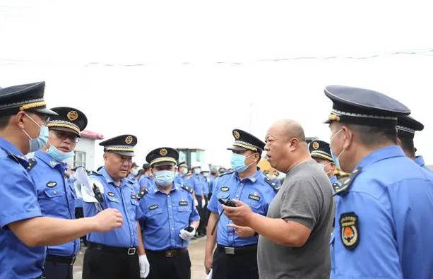 运城市城市管理局综合行政执法队队长万晓峰(右二)在现场指挥