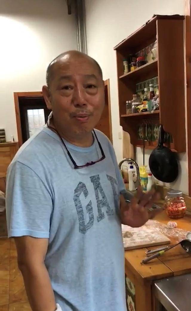 65岁李成儒晒近况,穿百元便宜t恤厨房简陋,跟上亿身价极为不符