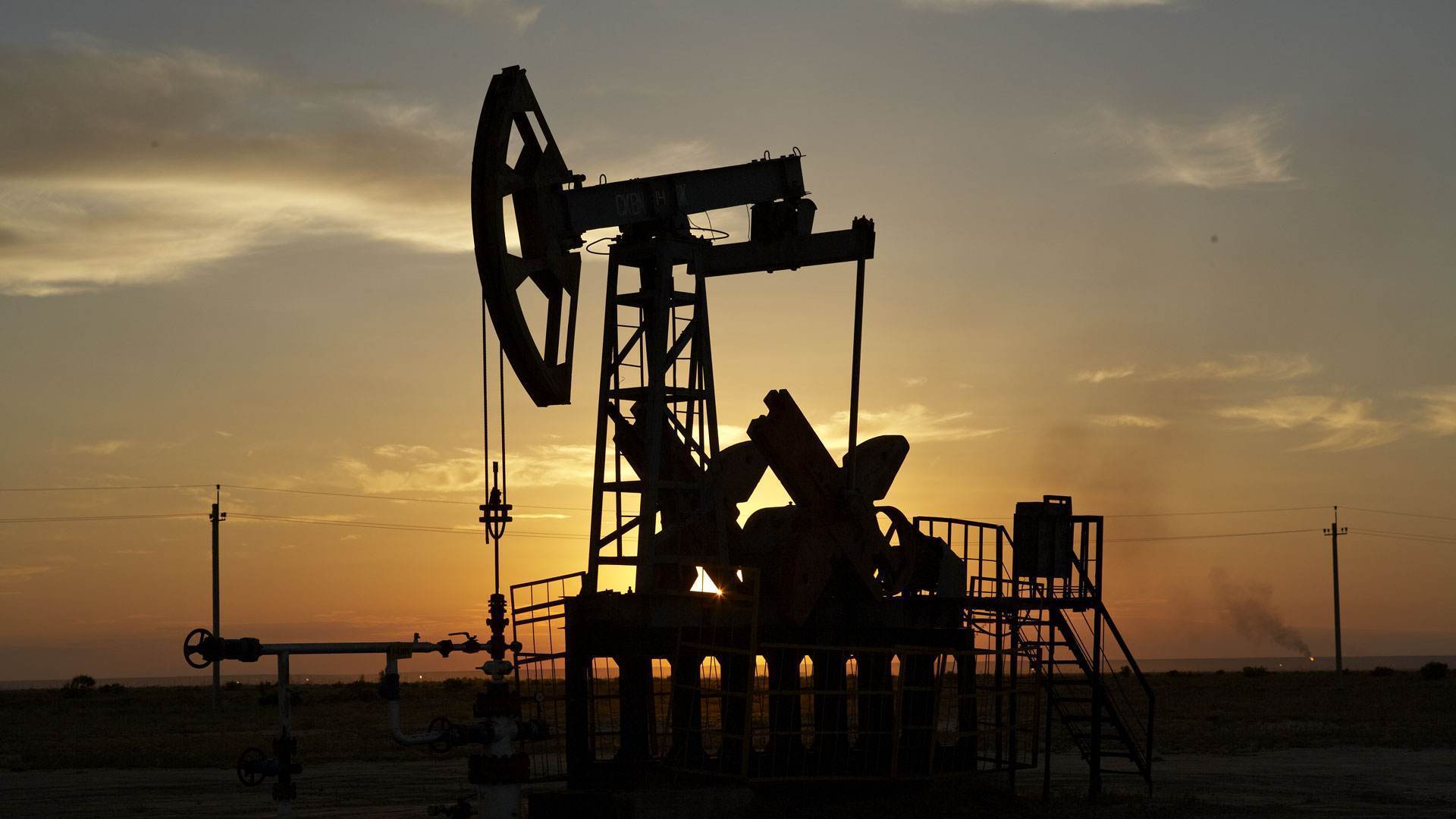 人类每天从地下抽石油,会导致地面坍塌破碎吗?_开采