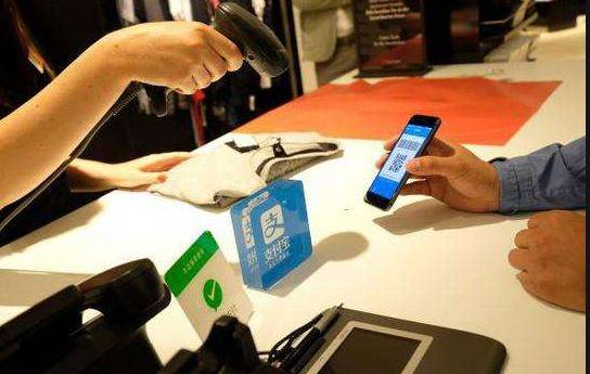 原创吃饭时偶遇领导,要不要抢着买单?高情商的人,3招搞定受重用