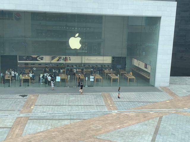 重庆实体店探访,苹果直营店人流量大减,华为人头攒动实属罕见