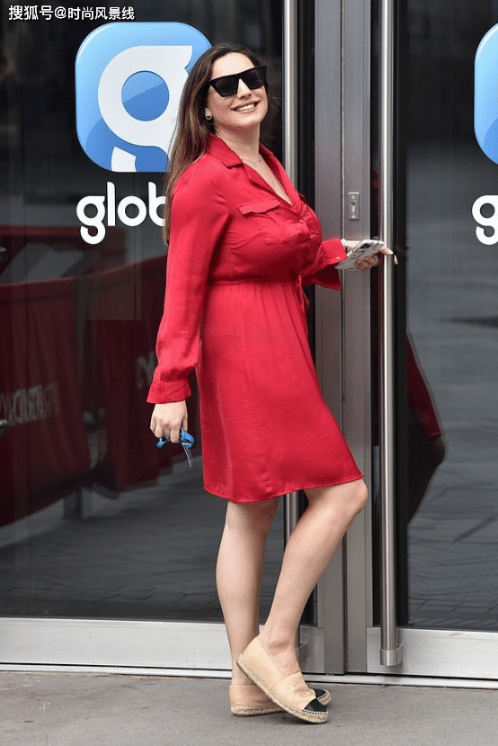 凯莉·布鲁克去上班时,穿着红色的迷你连衣裙,看起来很休闲_kelly
