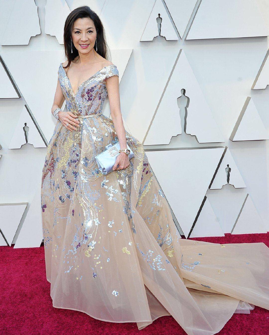 57岁杨紫琼不服老,亮片长裙气质高雅,肌肤状态太真实_礼服