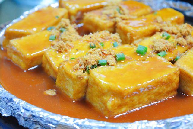 鲍汁豆腐,豆腐十分滑嫩,淋上鲍汁,撒上肉松,颇有点睛之效.