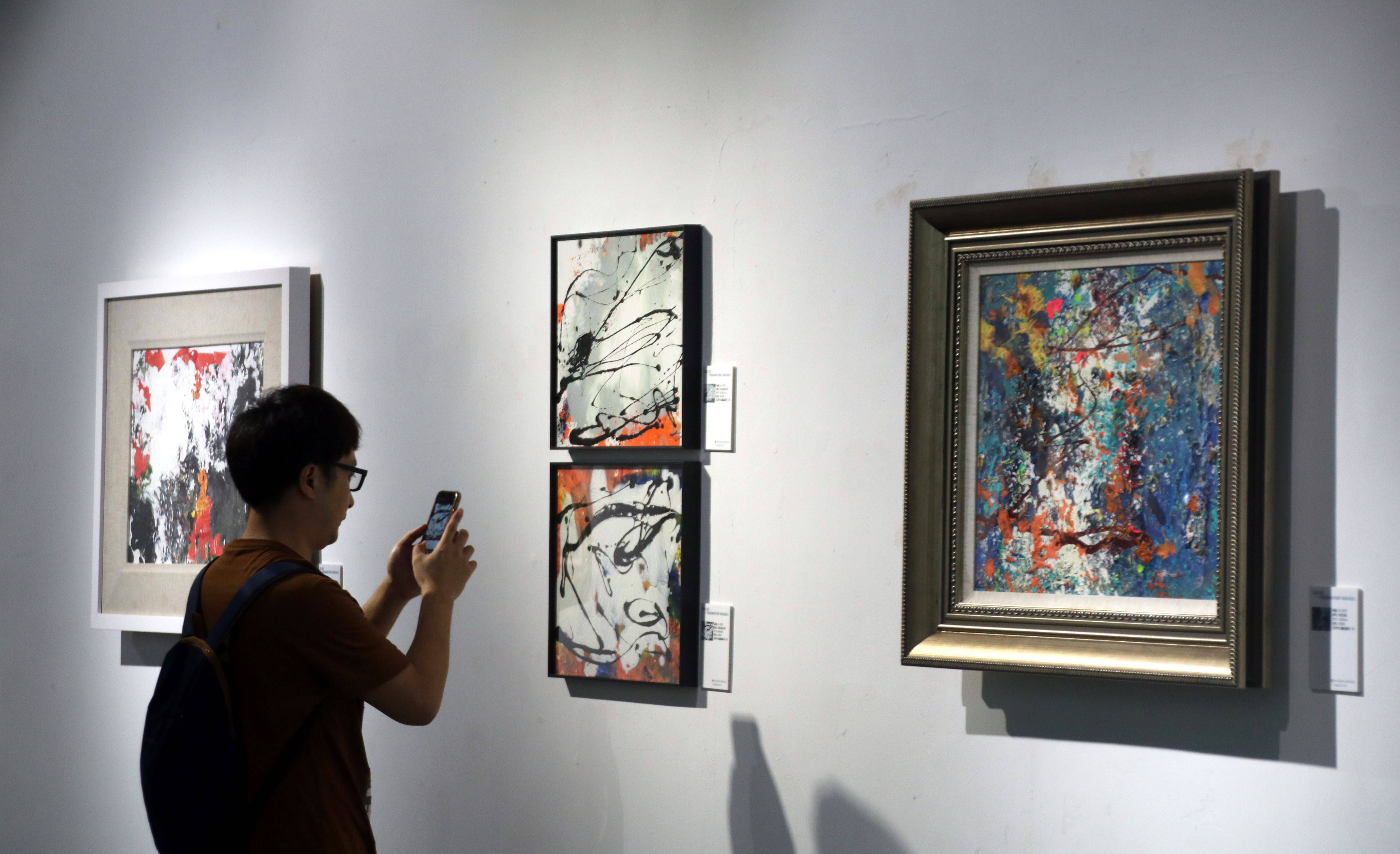 加拿大著名华人艺术家冯相成抽象画精品亮相苏州