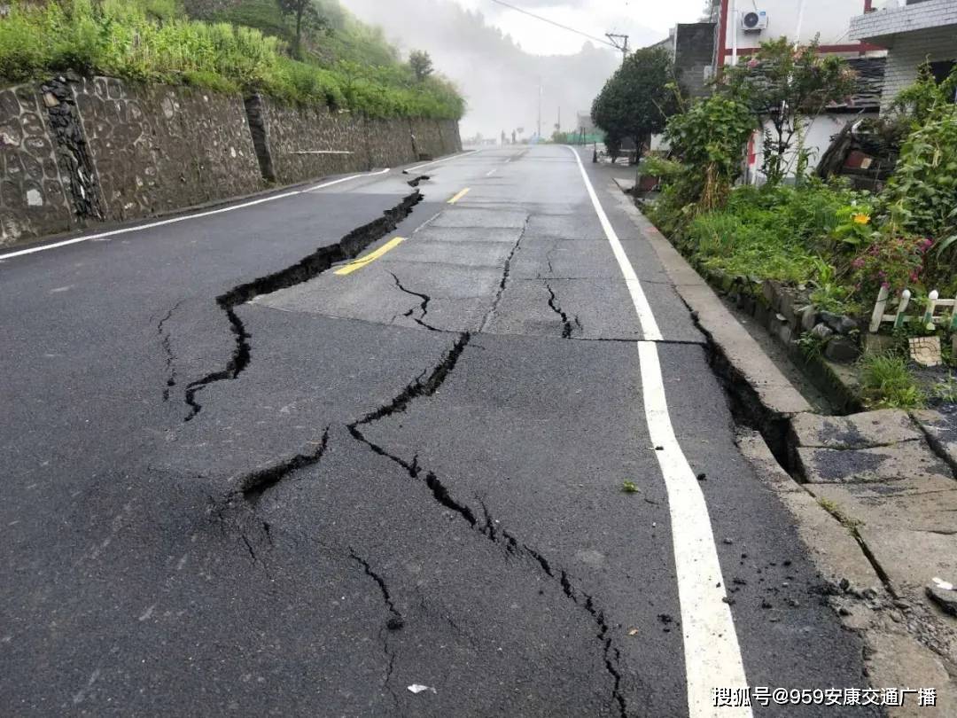 路面沉降!道路半幅塌陷!安康這兩段路交通封閉!_鎮坪縣