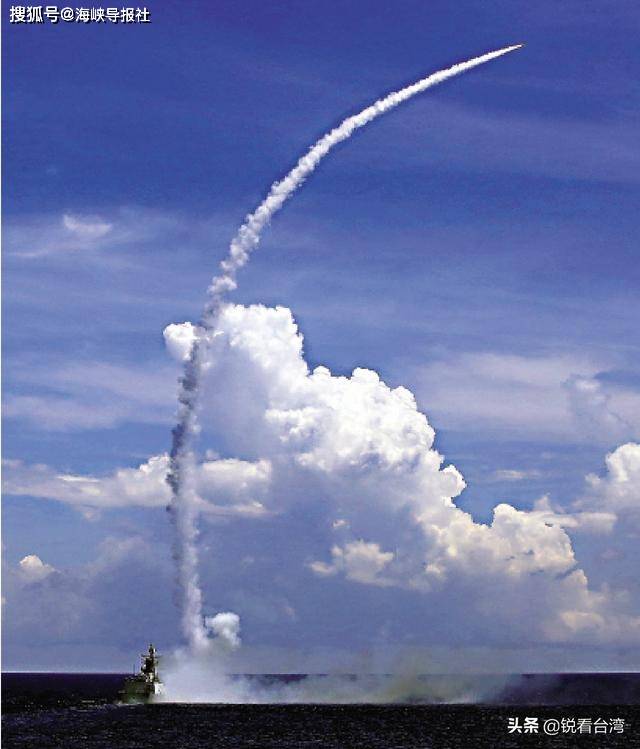 中国海军三大舰队在南海演习,图为导弹护卫舰发射防空导弹
