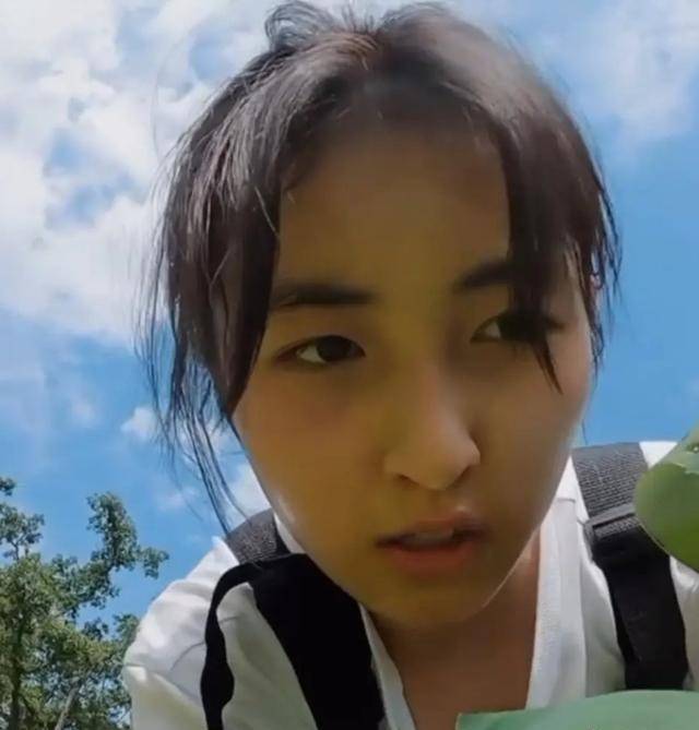 张子枫挖偶没发现隐藏摄像头,素颜无滤镜告诉你什么叫电影脸