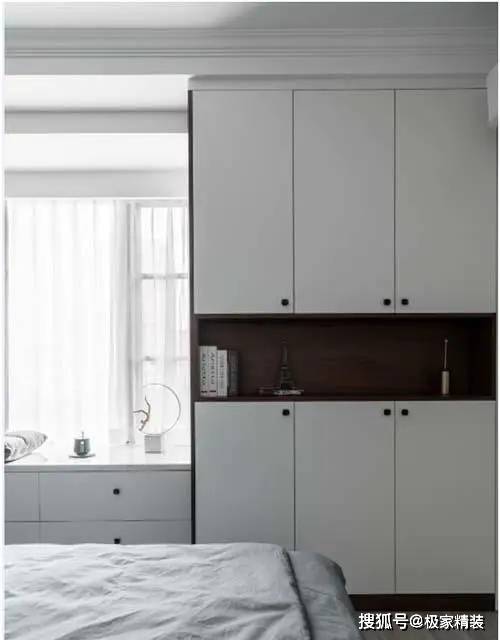 白色柜体搭配浅灰色床品和床头柜,粉色抱枕提亮,视觉上更柔和