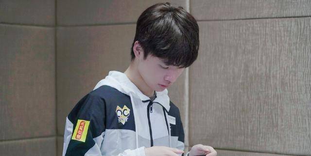 fly感叹自己老了,为新人让位的五冠功臣要重走猫神老路吗?_qghappy