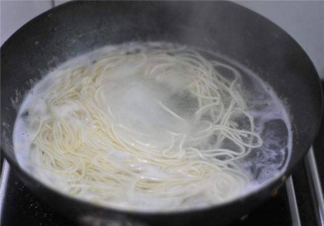 原创煮面条时最忌开水下锅,想要面条爽滑又筋道,面馆老板:牢记三点