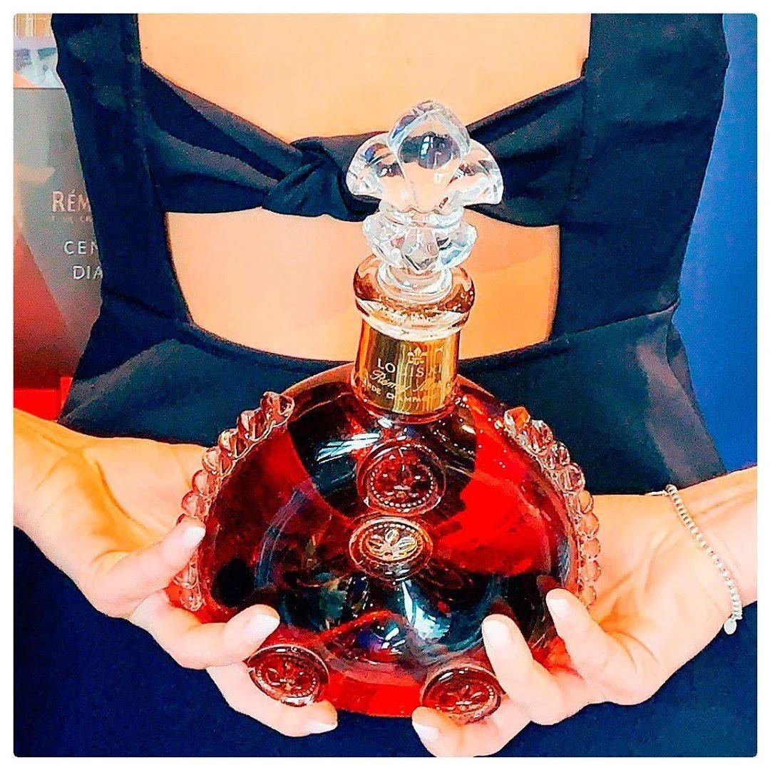 有的女孩敢用黑桃a洗手,却舍不得浪费一滴路易十三