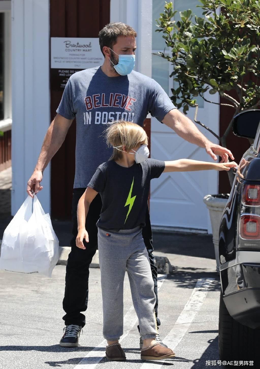 本·阿弗莱克带孩子吃饭,8岁儿子颜值碾压"蝙蝠侠"老爸_samuel