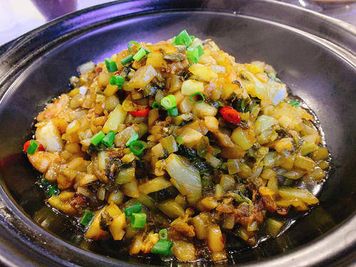 油渣酸菜豆苗丸子汤香酥带鱼葱油鲜鱿鱼的做法