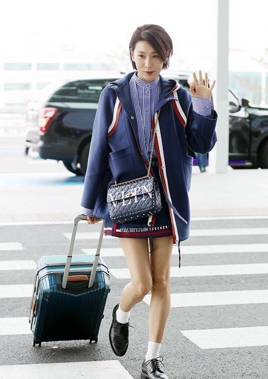 原创46岁金瑞亨太a了穿黑色西装酷帅十足女孩都忍不住心动