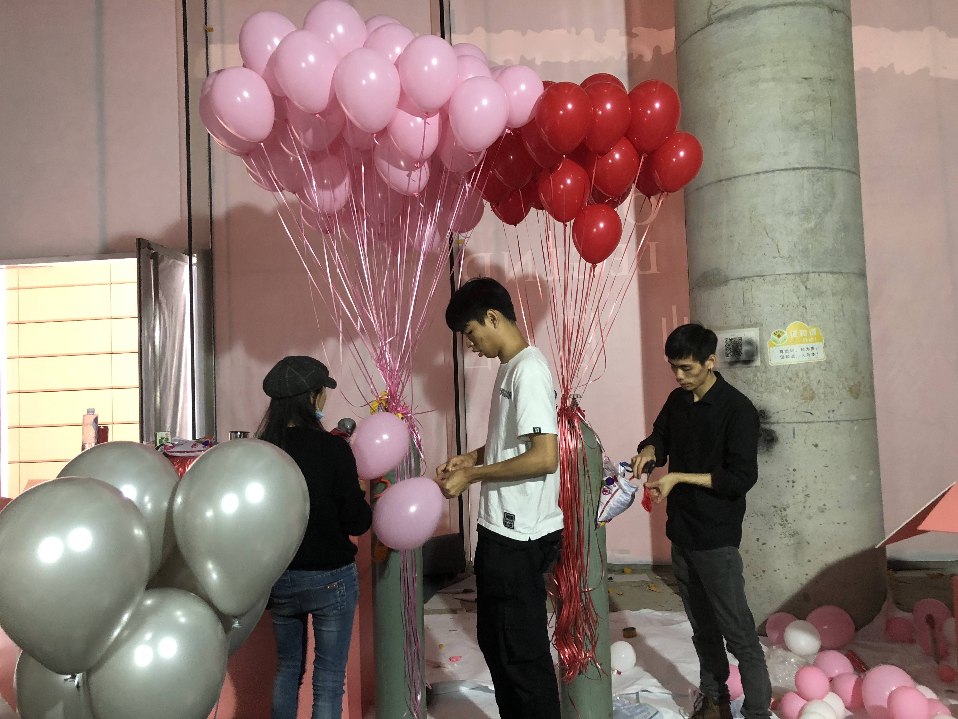 深圳气球布置公司 深圳一号弯开业气球布置定制美陈气球款