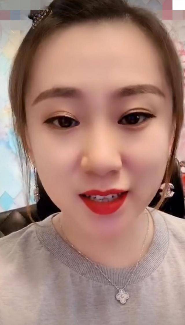 原创赵本山女徒弟丫蛋靠直播捞金,离婚后越来越洋气!首饰皆是天价
