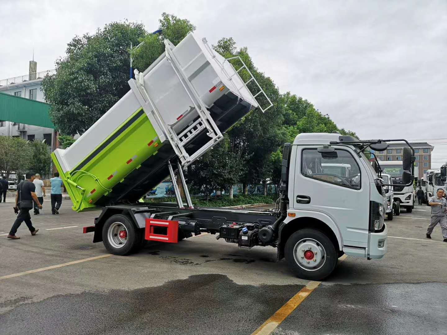 国六新品东风多利卡k7自装卸式垃圾车(挂桶车)