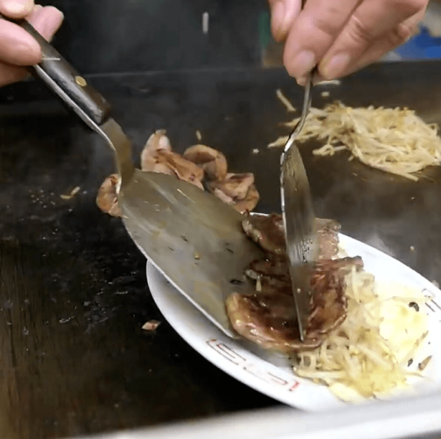 原創日本西城區的平民美食,用牛內臟做的鐵板燒,味道也是一絕