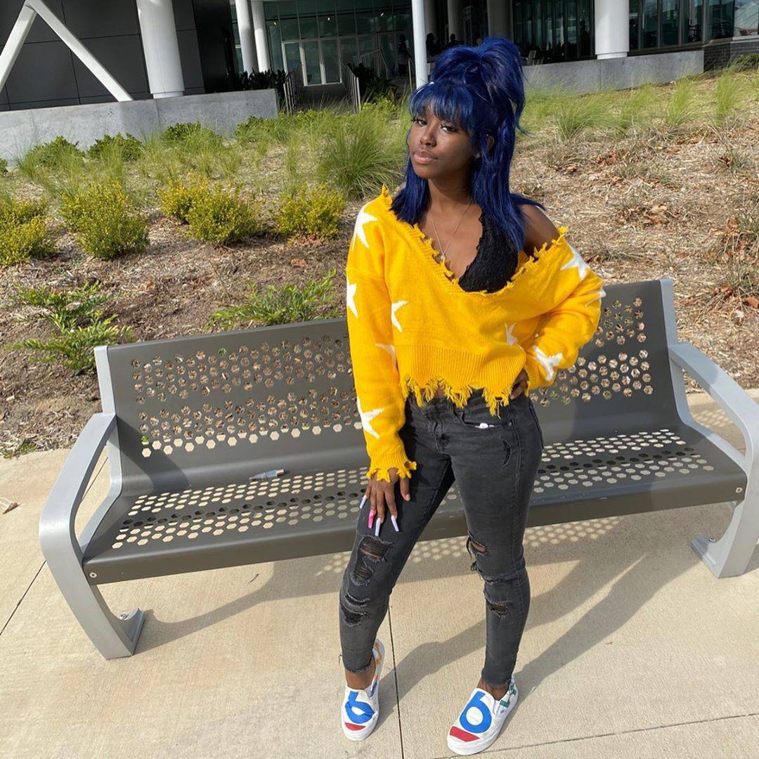 黑皮肤产生歧视,她用下面这句,她自己的"名言"予以回怼: the blacker